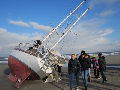 Bild 0 von "Globetrotter II" liegt wieder auf dem Strand - nur jetzt auf Norderney