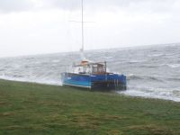 Bild 2 von Katamaran trieb beim Sturm auf den Hafendeich