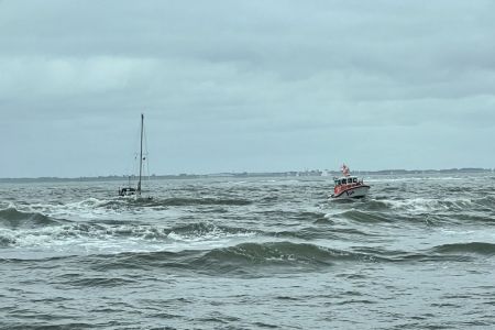 Bild 0 von Seenotretter befreien Segler aus akuter Gefahr vor Norderney