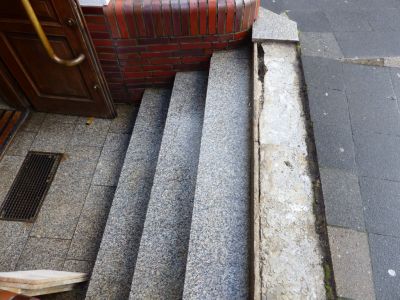 Bild 0 von Diebstahl einer Marmor-Treppenstufe im Eingangsbereich der „Spelunke“