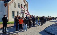Bild 1 von Segelklub Juist stellte Maibaum auf dem Kurplatz auf