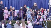 Bild 6 von Segelklub Juist stellte Maibaum auf dem Kurplatz auf