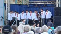 Bild 8 von Segelklub Juist stellte Maibaum auf dem Kurplatz auf