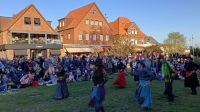 Bild 9 von Segelklub Juist stellte Maibaum auf dem Kurplatz auf