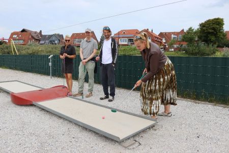 Bild 0 von Trampolinspringen, Minigolf und ein Geschenk für Juister Schulkinder