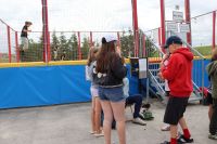 Bild 3 von Trampolinspringen, Minigolf und ein Geschenk für Juister Schulkinder