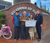 Bild 0 von Brandkasse übergab Gewinn für Theatergruppe „Antjemöh“