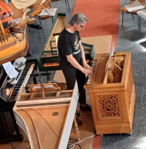 Bild 0 von Inselkantor Stephan Reiß spielte Erik Satins "Vexations" 840mal